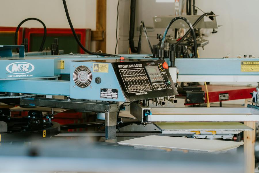 Multi-station screen printing press